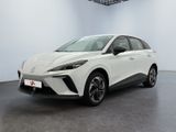 Une Toyota C-HR blanche est garée dans une grande pièce