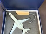 une maquette d'avion dans une boîte posée sur une table