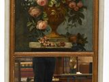 un tableau représentant une femme debout devant un vase de fleurs