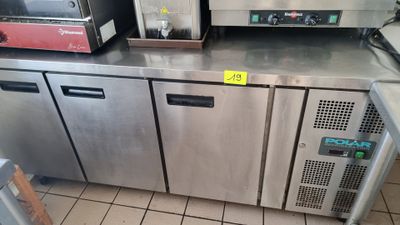 de nombreux appareils qui traînent sur le plan de travail de la cuisine