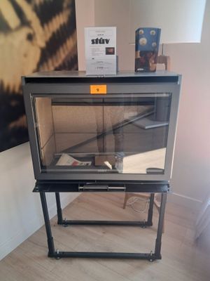 une image représentant une vitrine en verre dans laquelle se trouve une souris