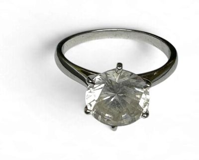 une image d'une bague en diamant sur fond blanc