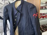 une veste bleue accrochée à un porte-manteau dans une pièce