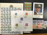 une photo d'une collection de timbres sur une table