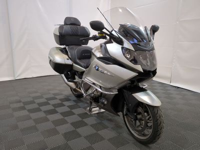 une moto garée sur un sol en damier