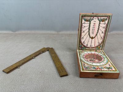une petite boîte en bois avec une horloge à l'intérieur