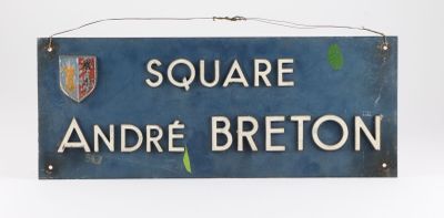 un panneau bleu sur lequel sont inscrits les mots « square » et « breton »