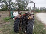 un tracteur garé sur le bord de la route
