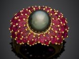 une bague ornée d'une perle noire et d'un rubis