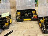 de nombreux outils posés sur un établi qui se trouve sur une table
