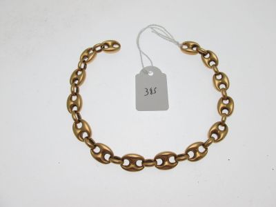 gros plan d'une chaîne de bracelets portant une étiquette de prix