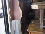 une horloge de parquet posée à côté d'une table dans une pièce
