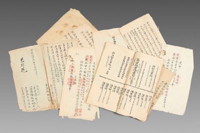 plusieurs morceaux de vieux papier sur lesquels figurent des caractères chinois