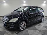 La Mercedes Classe B noire est garée sur un sol à damier.
