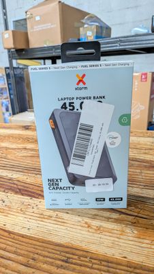 une boîte portant un code-barres, posée sur une table