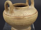 un vase posé sur un socle