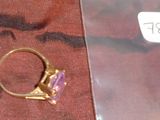 une bague en or sertie d'une pierre violette