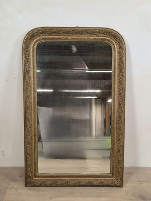 une photo montrant un grand miroir posé sur un parquet