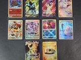 beaucoup de cartes pokemon sur la table