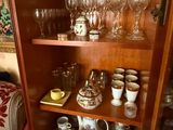 de nombreuses tasses et soucoupes sur les étagères de la pièce