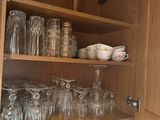 un buffet contenant de nombreux verres et assiettes