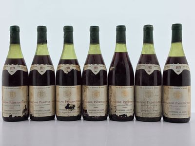 six bouteilles de vin sont alignées sur une table