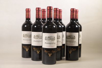 six bouteilles de vin sont alignées sur une table