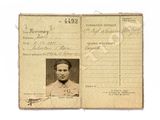 une vieille photo d'un passeport sur laquelle figure la photo d'un homme en uniforme