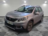 la voiture argentée est garée sur un sol en damier dans le garage