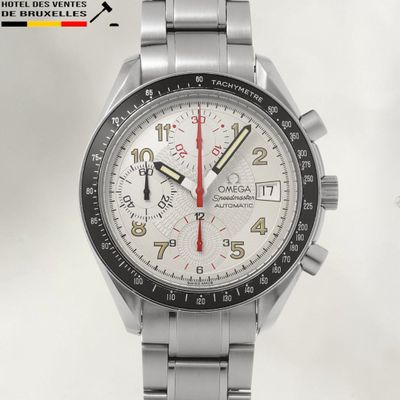une montre en argent avec une trotteuse rouge et une trotteuse noire