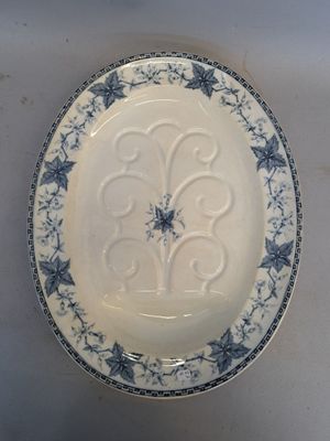 une assiette blanche ornée de fleurs bleues, posée sur une table