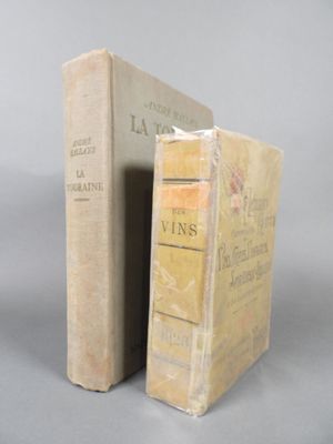deux vieux livres posés l'un sur l'autre sur une table