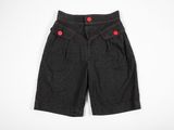 un short en jean noir avec des boutons rouges