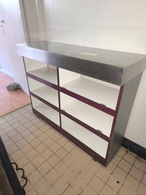 Meuble de rangement en inox et stratifié à six niches.