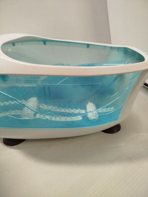 une baignoire bleue et blanche posée sur un plan de travail blanc