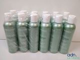 six flacons de gel douche posés sur une table blanche