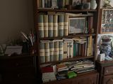 une bibliothèque sur laquelle se trouvent de nombreux livres