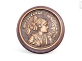 une image représentant une pièce de monnaie en bronze sur laquelle figure une femme