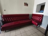 un canapé et une chaise rouges dans une pièce