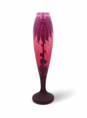 un vase en verre orné d'un motif rose et noir