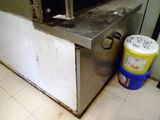 une poubelle à côté d'un four dans une cuisine