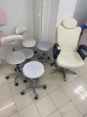 2 Chaises roulantes, 3 tabourets roulants et 1 fauteuil.