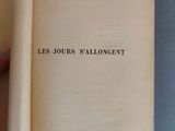 un livre ouvert, tenu par une main devant lui