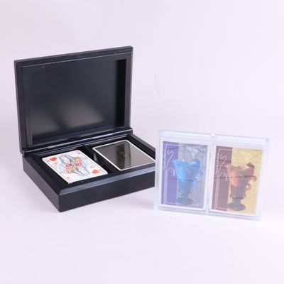 une boîte noire contenant deux cartes à jouer et un étui à cartes