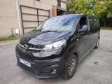 La camionnette noire est garée sur le bord de la route.