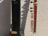 deux instruments de musique posés l'un à côté de l'autre par terre