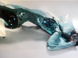 une photo d'une sculpture en verre représentant une personne allongée par terre