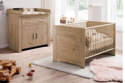 une chambre de bébé équipée d'un lit bébé et d'une commode