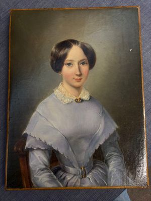 peinture d'une femme en robe bleue assise sur une chaise