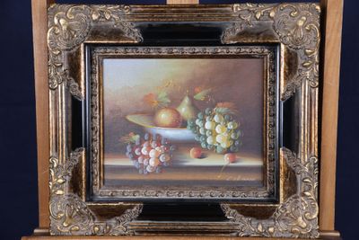 une image d'une peinture représentant une coupe de fruits sur une table